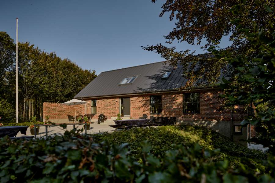 Summer light settles over steel profiles in the forest, Klæstruplundvej 11, 9240 Nibe, Denmark